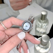 手表女士高级感水钻手链表，满天星镶钻圆形小表盘时尚气质腕表防水