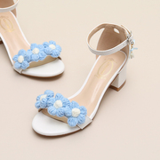 蓝色毛线花朵一字式腕带白色，皮面露脚趾粗跟高跟鞋甜美少女凉鞋夏