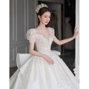 白色v领轻婚纱礼服新娘2023高级质感法式高端出门主纱大拖尾