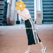 adidas三叶草条纹侧排扣女子运动百搭半身裙H39012H39022