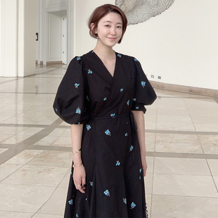 韩国chic夏季复古v领蓝色碎花，一片式系带收腰灯笼袖连衣裙长裙女