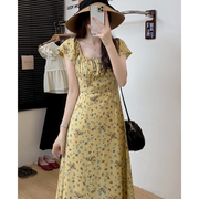 黄色夏季显瘦收腰雪纺法式方领小飞袖短袖漂亮气质碎花长裙连衣裙