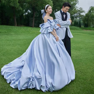一字肩蓝色在逃公主，风主题婚纱影楼服装，情侣外景拍照摄影拖尾礼服