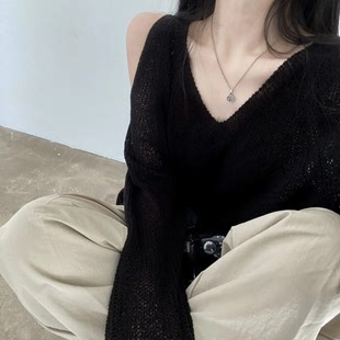 韩国秋季特大码优雅气质v领300斤镂空露肩，宽松胖妹妹长袖针织衫女