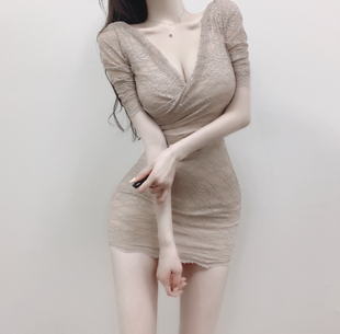 辛子韩国东大门性感v领泡泡袖蕾丝包臀连衣裙，女人味显身材