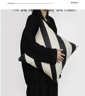 独家设计师款黑白皮革拼接抱枕 时髦斜条纹简约大牌沙发靠垫