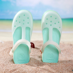 2024年洞洞鞋女大码夏季凉拖鞋孕妇，外穿防滑包头护士沙滩鞋潮