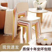 椅子家用塑料餐椅餐桌吃饭椅，北欧现代简约餐厅，商用可叠放靠背凳子