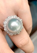 13.7mm冷光澳白海水珍珠钻戒 正圆 极微瑕 18K豪华镶嵌围两圈钻石