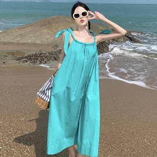 法式湖蓝色挂脖吊带连衣裙子女夏季气，质感高级感海边度假沙滩长裙