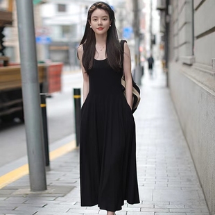 2022年夏季女装法式收腰显瘦吊带长裙冷淡风，高级感黑色连衣裙