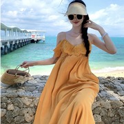海边沙滩裙度假风暖黄色吊带，连衣裙显白宽松拍照飘逸超美海边长裙