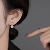 莫桑石耳钉(石耳钉)18k白金，培育钻耳坠高级感耳环纯银耳饰钻石镶嵌养耳洞