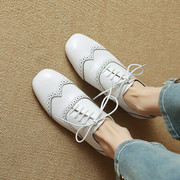 女鞋子2024年方头平底跟小白色真皮雕花布洛克系带，英伦风牛津单鞋
