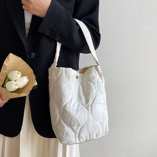 韩国尼龙帆布包，手提水桶包女小众设计菱格大容量，单肩包菜篮子包