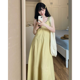 清冷感优雅减龄淡黄色吊带连衣裙女2023夏季宽松系带V领宽松长裙