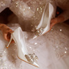 白色缎面主婚纱婚鞋女2024年闪光水钻，蝴蝶结尖头细跟高跟鞋