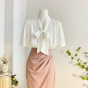 白色系带蝴蝶结短袖衬衫，女夏设计感宽松垂感气质醋酸缎面上衣