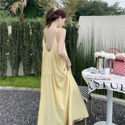 法式黄色吊带连衣裙宽松慵懒风，2024年夏季露背性感，淡黄的长裙