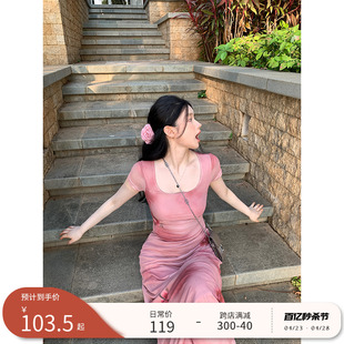 王少女(王少女)的店，粉色短袖印花连衣裙，2024夏季法式长款修身显瘦方领裙子