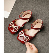 儿童红色小皮鞋2023夏春秋中大童女童包头漆皮软底防滑半凉鞋珍珠