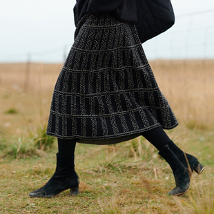 梭家SW111032原创2021年冬季女羊毛针织半身裙黑色中长裙文艺