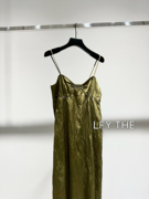 2024年经典橄榄绿贝壳极简吊带，连衣裙小众设计师，独特设计呼吸感