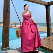 玫红色吊带连衣裙子女夏季2024茶歇法式收腰显瘦海边度假长裙