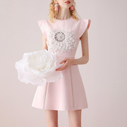 粉色甜美连衣裙立体花边，手工钉珠贴花，飞飞袖设计珍珠链条短裙