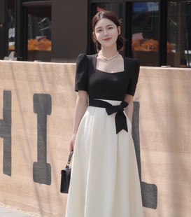 罗马假日2024夏季法式设计感赫本风黑白拼接显瘦连衣裙女