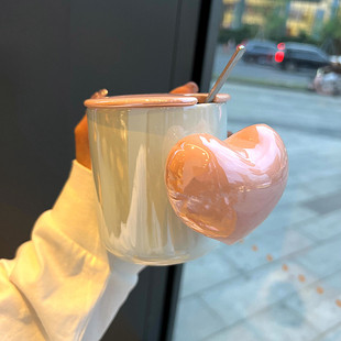 高级感设计师爱心马克杯珍珠釉带盖勺咖啡陶瓷杯，送女朋友礼物水杯