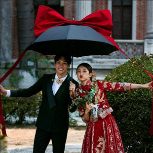 时尚中式摄影道具旅拍红色，大蝴蝶结婚纱，主题内外景样片拍摄大黑伞