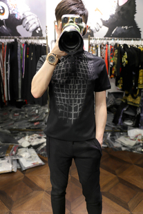 米兰站夏季时装秀场款潮黑色工艺几何图案修身翻领短袖T恤男