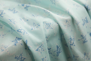日本进口薄款浅绿蓝色绘画星星，印花纯棉细腻棉纱布料设计师面料