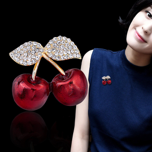 韩国时尚红樱桃胸针女外套开衫，可爱水晶胸花，秋冬大衣简约别针配饰