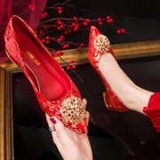 红色新娘鞋女中式2024尖头，平底粗跟结婚鞋子，婚纱秀禾服两用婚鞋