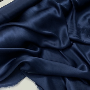 气质藏蓝色真丝弹力素，皱缎布料桑蚕丝，衬衫连衣裙面料135门幅18姆