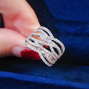 宝创集1克拉天然钻石戒指18k金圆形(金圆形)叠戴效果，风格女性时髦豪华排戒