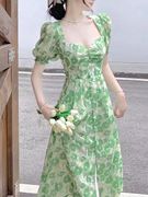 法式方领泡泡袖绿色碎花连衣裙女夏季收腰显瘦气质开叉长裙子