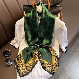 90cm气质豹纹边绿色丝巾，大方巾女薄款围巾披肩，抹胸装饰西装领巾潮