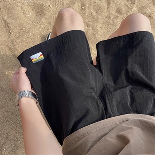 褶皱冰丝短裤男夏季薄款速干黄色沙滩裤宽松裤子运动休闲五分中裤