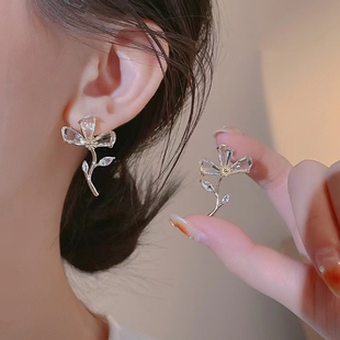 韩版气质白水晶耳钉轻奢华高级感精致花朵耳饰设计感宴会婚纱耳环