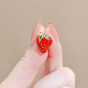 可爱日系小草莓胸针女甜美创意防走光领口别针扣秋冬毛衣外套胸花