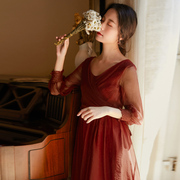 初秋法式复古暗红色仙女连衣裙气质，穿搭收腰v领长袖中长裙子