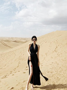 三亚沙漠海边度假沙滩裙露背，黑色法式挂脖吊带连衣裙女夏季长裙子