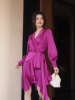高级玫紫色v领灯笼袖一片式慵懒绑带荷叶，边裙摆不规则连衣裙中裙