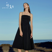 gofar勾划夏季赫本风，黑色吊带连衣裙，高级感气质优雅小白裙