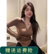 玫红色Polo领v领内搭打底衫女春秋修身不规则短款纯欲长袖t恤上衣