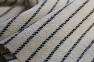意大利进口米白底黑色竖条纹，细腻紧密编织薄款纯羊毛呢设计师布料