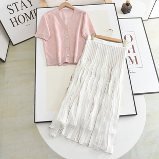 伊系の2023夏气质(夏气质)v领粉色短袖针织衫+设计感高腰百褶半身裙套装